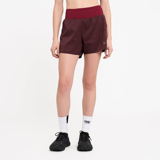 Model_Text: model is 5'7" and wears a small