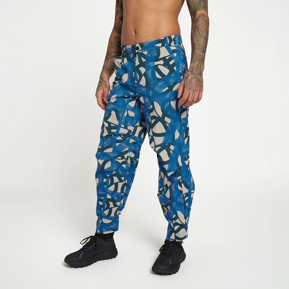 Model_Text: model is 6'2" and wears a medium