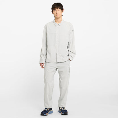 picture of the ciele athletics CCPants unisex running pants from the Lifestyle Edition collection, in light grey color, worn with the CCJacket in the light grey color, on a model