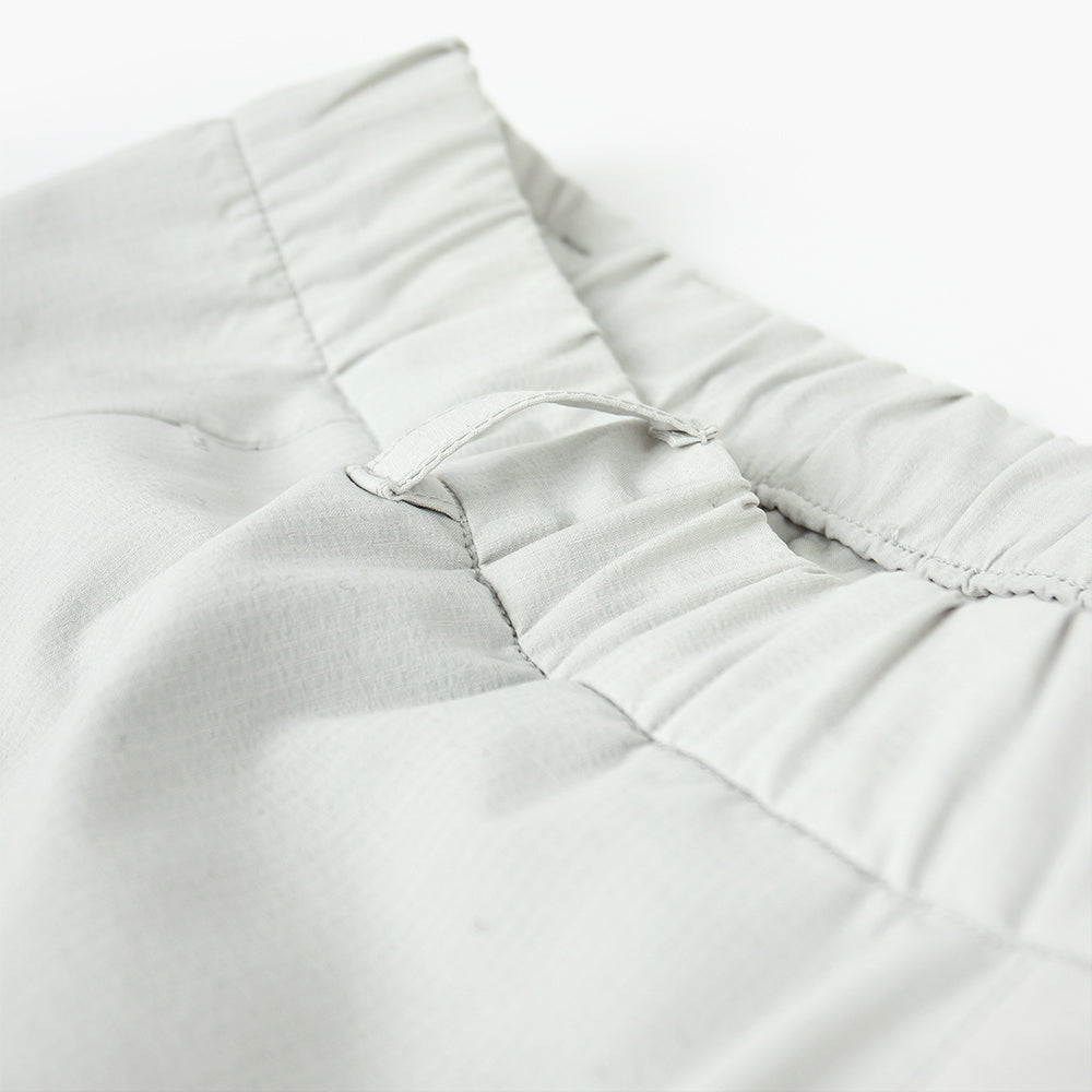 detail view of the elastic waistband of the ciele athletics CCPants unisex running pants from the Lifestyle Edition collection, in light grey color