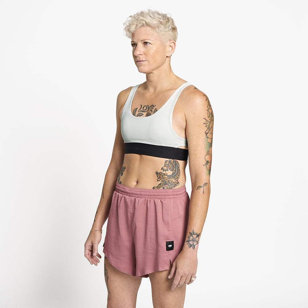 side view of ciele athletics QCKBra running bra in light grey on a model