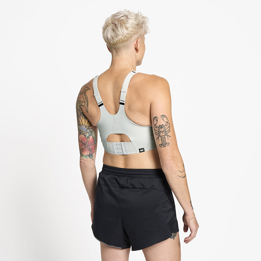 back view of ciele athletics SPDBra running bra in light grey on a model