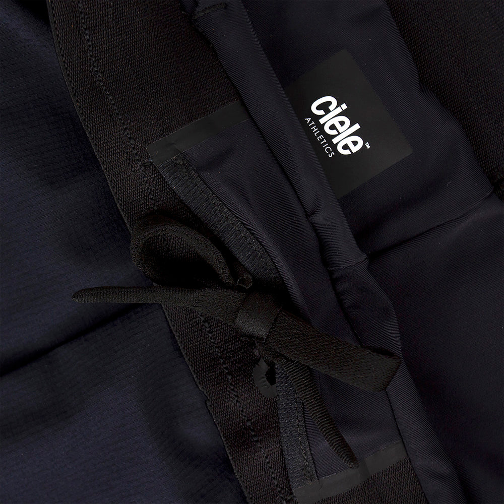 close view of the elastic waistband on the ciele athletics DLYShort 4 inch with a long brief in shadowcast color