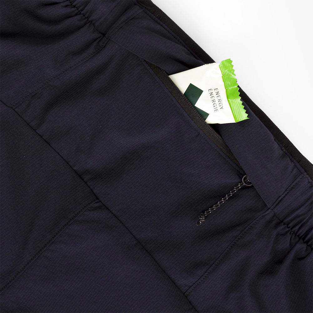 close view of the zippered back pocket of the ciele athletics DLYShort 4 inch with a long brief in shadowcast color