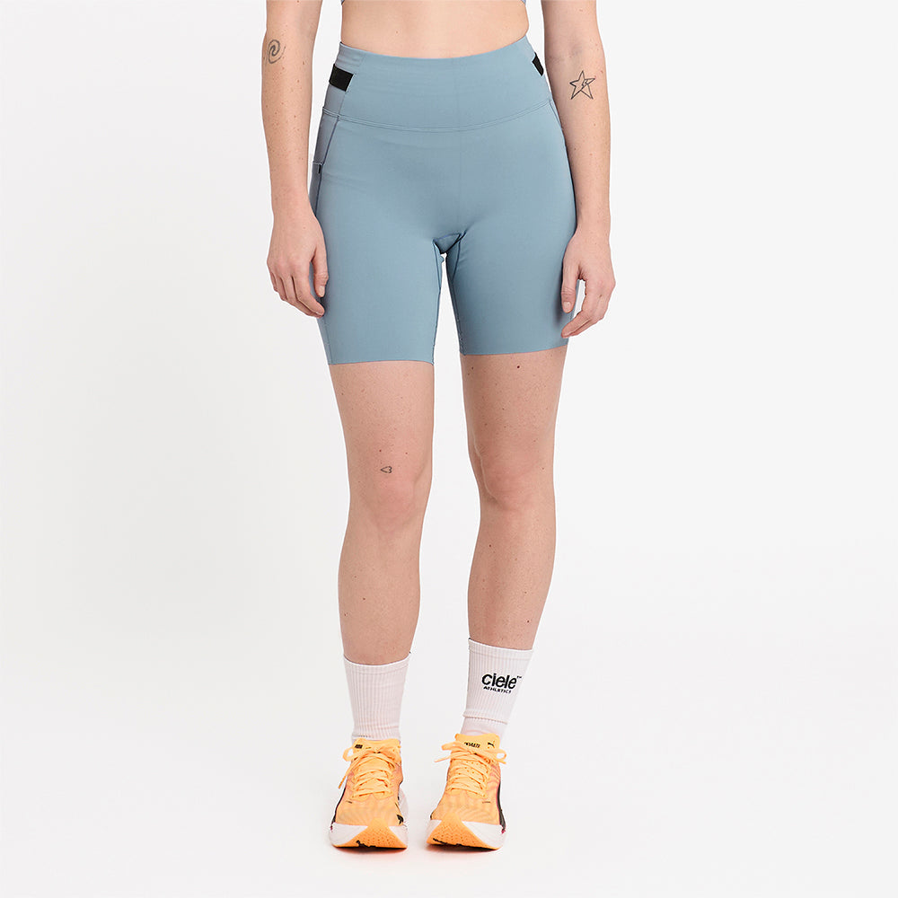 Model_Text: model is 5'6" and wears a small