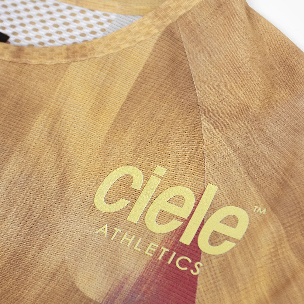 close of the fabric and neck of the ciele athletics lightweight, race ready and performance driven T-Shirt named RCDTShirt for womens in sphinx color