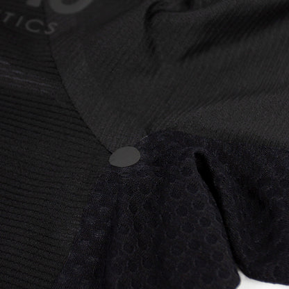 close up of the STITCHfree construction for a no chafe finish, of the ciele athletics lightweight, race ready and performance driven T-Shirt for womens named RCDTShirt in shadowsphinx color