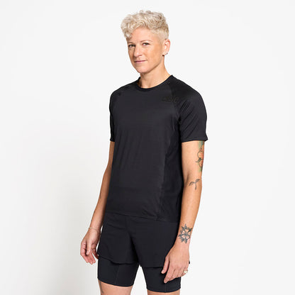 side view of the ciele athletics lightweight, race ready and performance driven T-Shirt for womens named RCDTShirt in shadowsphinx color, on a model